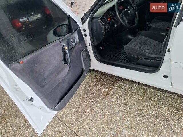 Белый Опель Вектра, объемом двигателя 2 л и пробегом 429 тыс. км за 2600 $, фото 32 на Automoto.ua