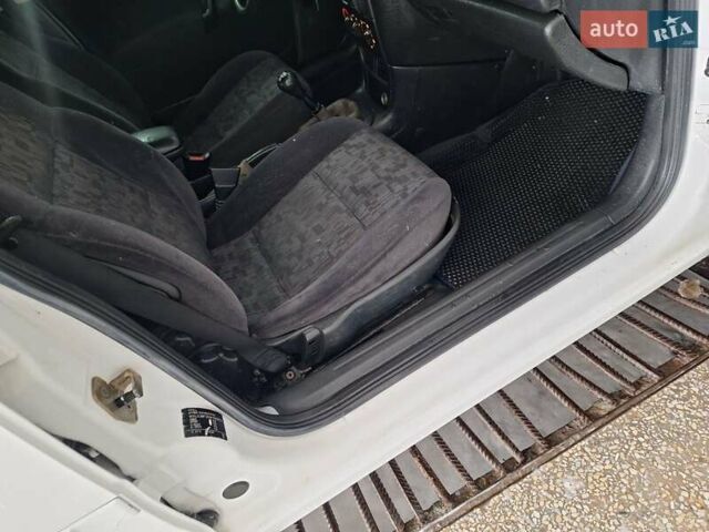 Белый Опель Вектра, объемом двигателя 2 л и пробегом 429 тыс. км за 2600 $, фото 27 на Automoto.ua