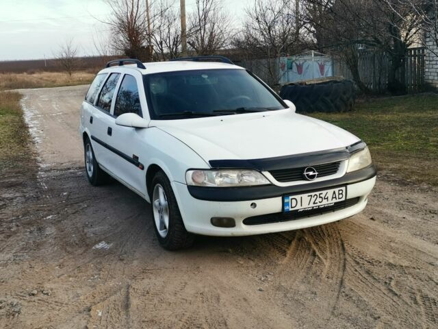 Белый Опель Вектра, объемом двигателя 2 л и пробегом 350 тыс. км за 3000 $, фото 1 на Automoto.ua