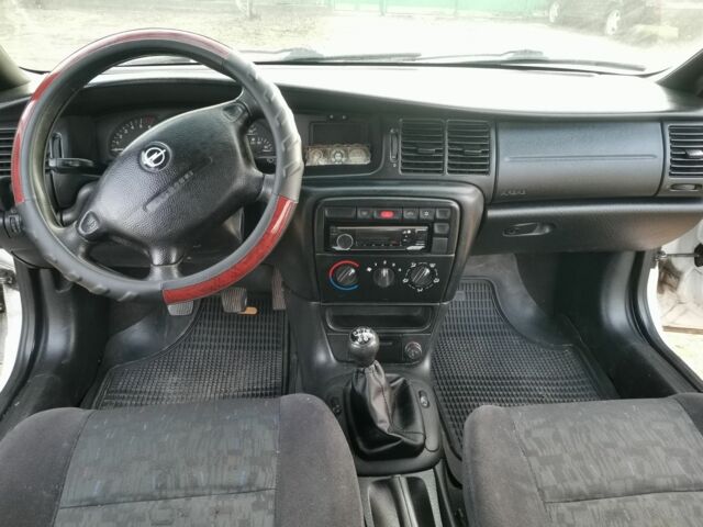 Белый Опель Вектра, объемом двигателя 2 л и пробегом 350 тыс. км за 3000 $, фото 6 на Automoto.ua