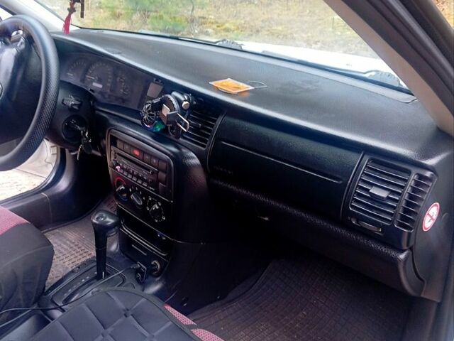 Білий Опель Вектра, об'ємом двигуна 1.8 л та пробігом 337 тис. км за 2500 $, фото 8 на Automoto.ua