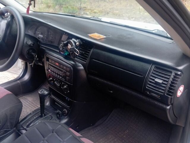 Белый Опель Вектра, объемом двигателя 1.8 л и пробегом 316 тыс. км за 2500 $, фото 2 на Automoto.ua