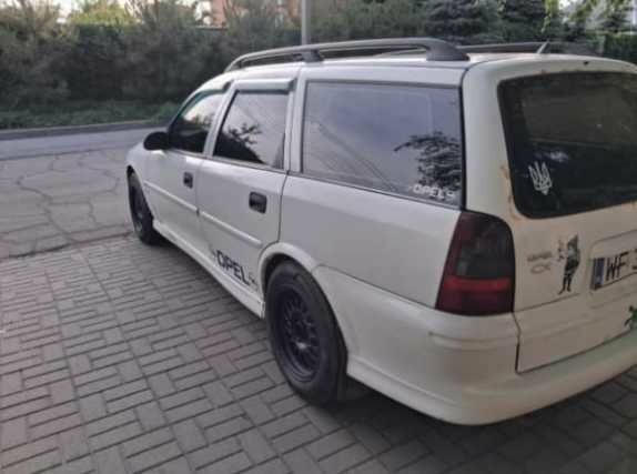 Білий Опель Вектра, об'ємом двигуна 1.9 л та пробігом 3 тис. км за 2577 $, фото 1 на Automoto.ua