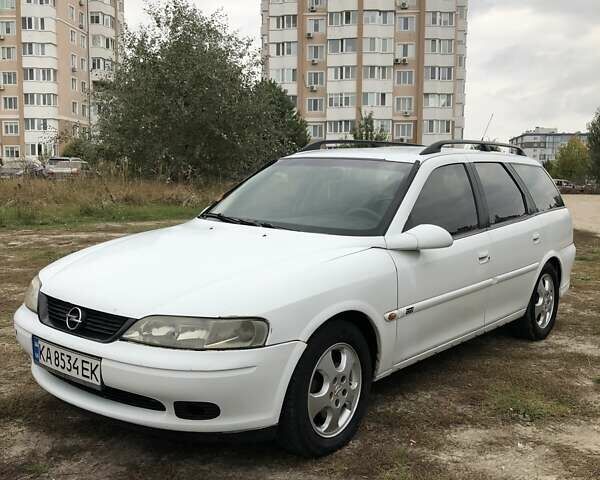 Белый Опель Вектра, объемом двигателя 2 л и пробегом 251 тыс. км за 2200 $, фото 1 на Automoto.ua