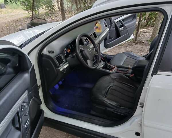 Білий Опель Вектра, об'ємом двигуна 0 л та пробігом 366 тис. км за 5800 $, фото 4 на Automoto.ua
