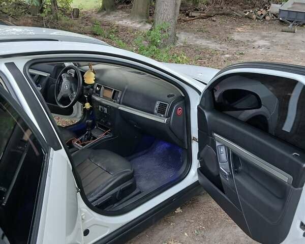 Білий Опель Вектра, об'ємом двигуна 0 л та пробігом 366 тис. км за 5800 $, фото 3 на Automoto.ua