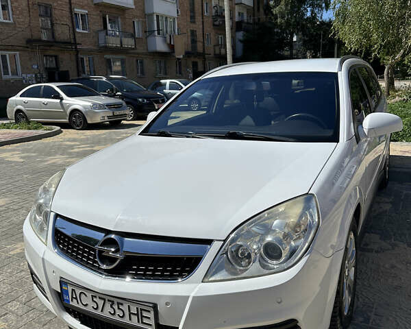 Белый Опель Вектра, объемом двигателя 1.9 л и пробегом 241 тыс. км за 7500 $, фото 1 на Automoto.ua