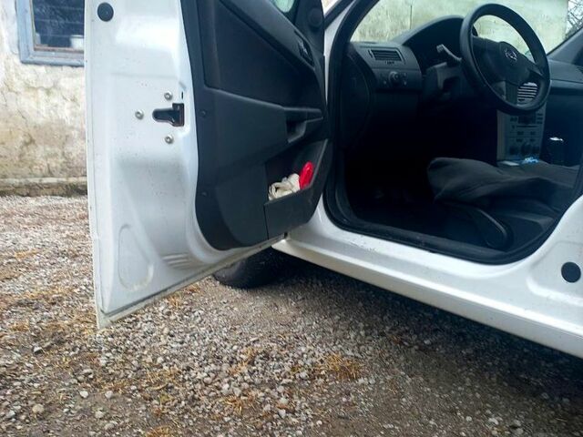 Белый Опель Вектра, объемом двигателя 1.2 л и пробегом 23300 тыс. км за 6000 $, фото 4 на Automoto.ua