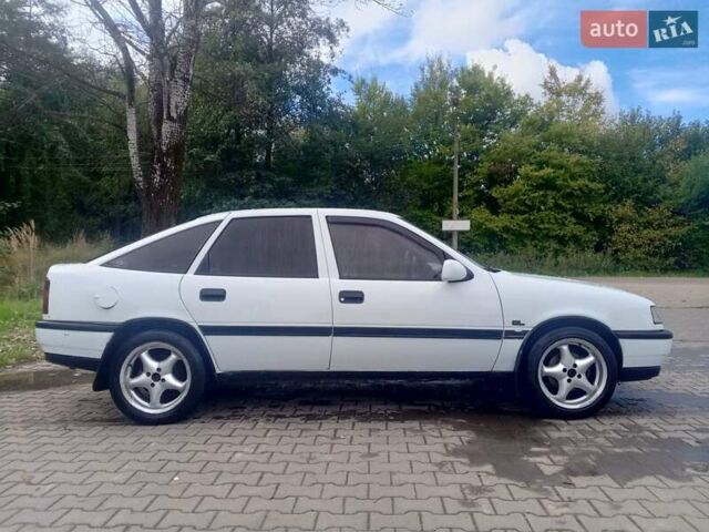 Белый Опель Вектра, объемом двигателя 2 л и пробегом 216 тыс. км за 1690 $, фото 7 на Automoto.ua