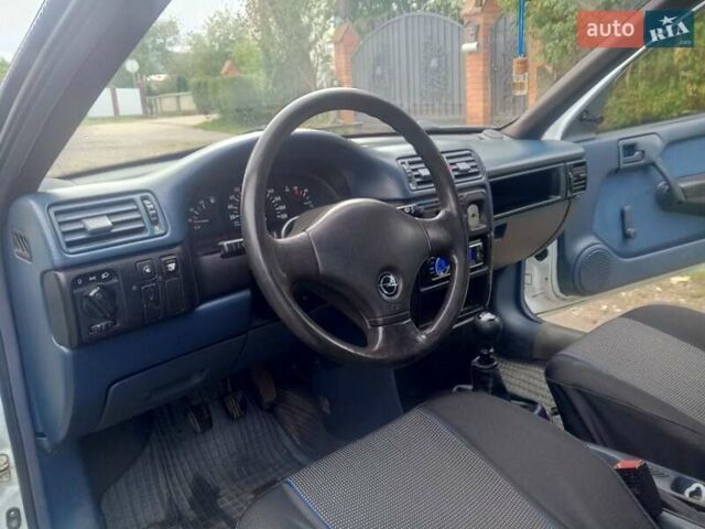 Белый Опель Вектра, объемом двигателя 2 л и пробегом 216 тыс. км за 1690 $, фото 10 на Automoto.ua