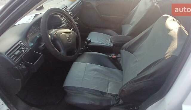 Білий Опель Вектра, об'ємом двигуна 1.6 л та пробігом 290 тис. км за 2500 $, фото 2 на Automoto.ua