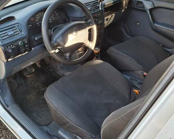 Белый Опель Вектра, объемом двигателя 2 л и пробегом 207 тыс. км за 1550 $, фото 6 на Automoto.ua