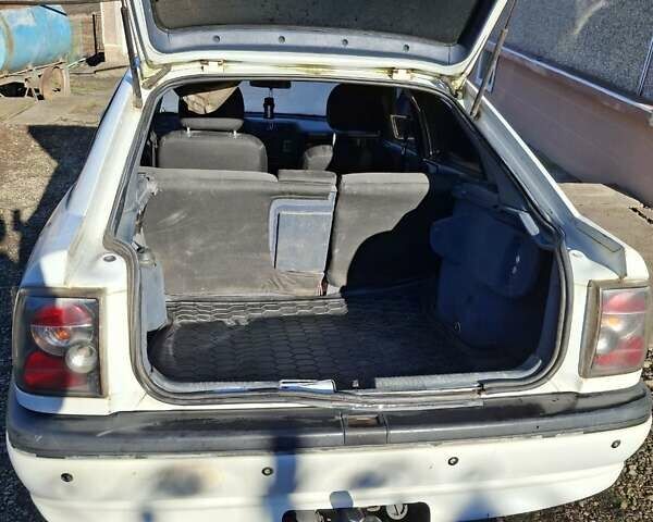 Белый Опель Вектра, объемом двигателя 2 л и пробегом 207 тыс. км за 1550 $, фото 7 на Automoto.ua