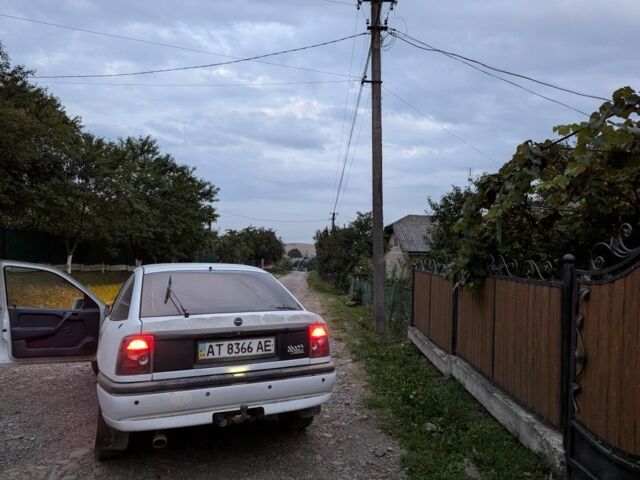 Белый Опель Вектра, объемом двигателя 2 л и пробегом 207 тыс. км за 1600 $, фото 2 на Automoto.ua