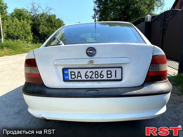 Белый Опель Вектра, объемом двигателя 1.6 л и пробегом 246 тыс. км за 1350 $, фото 8 на Automoto.ua