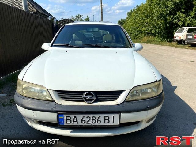 Белый Опель Вектра, объемом двигателя 1.6 л и пробегом 246 тыс. км за 1350 $, фото 4 на Automoto.ua