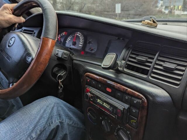 Бежевый Опель Вектра, объемом двигателя 1.6 л и пробегом 300 тыс. км за 2400 $, фото 3 на Automoto.ua