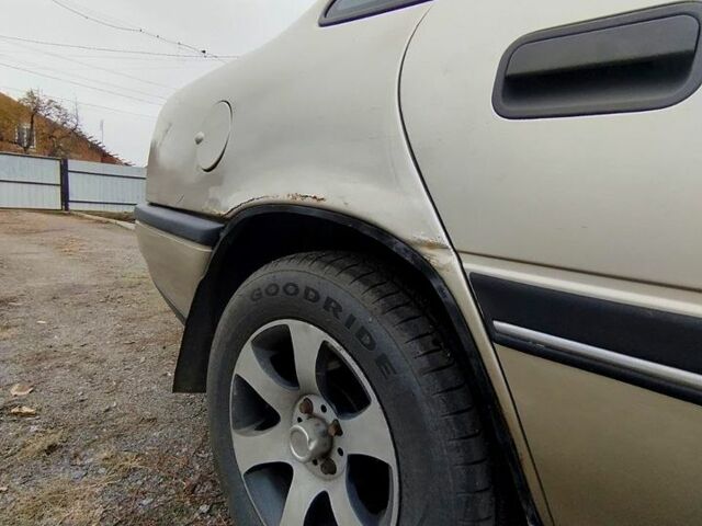 Бежевый Опель Вектра, объемом двигателя 2 л и пробегом 471 тыс. км за 1500 $, фото 3 на Automoto.ua