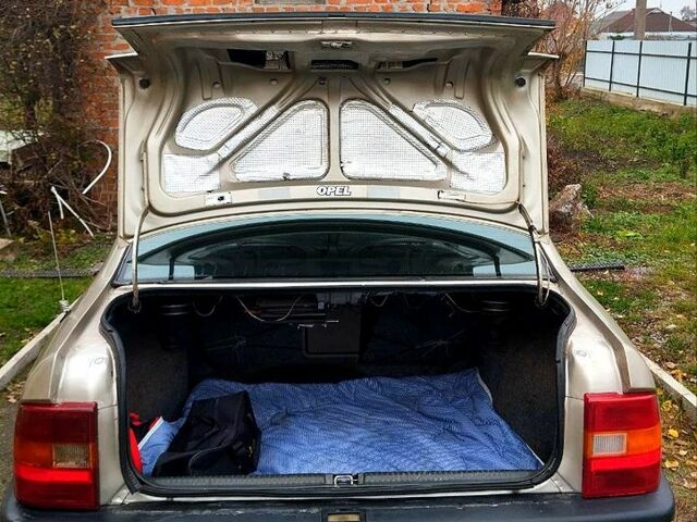 Бежевый Опель Вектра, объемом двигателя 2 л и пробегом 471 тыс. км за 1500 $, фото 7 на Automoto.ua