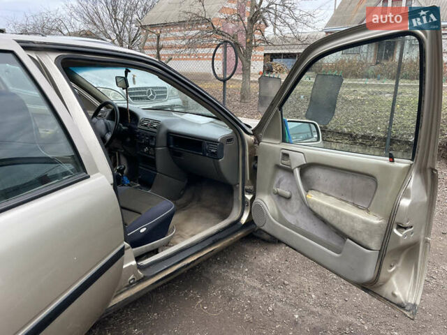 Бежевый Опель Вектра, объемом двигателя 2 л и пробегом 350 тыс. км за 1600 $, фото 1 на Automoto.ua