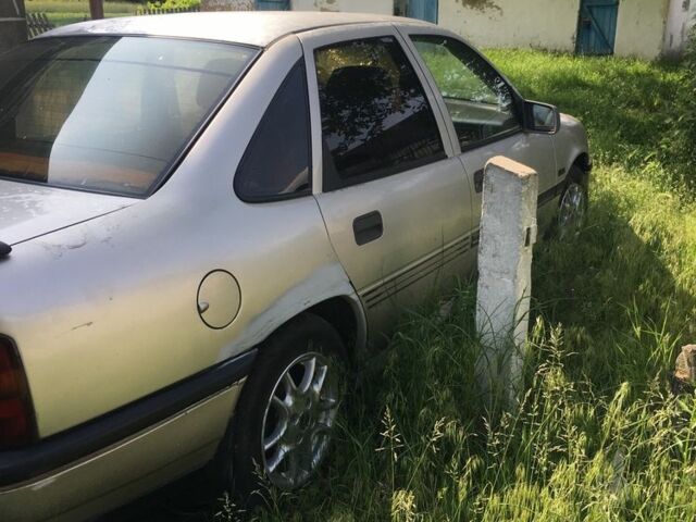Бежевый Опель Вектра, объемом двигателя 2 л и пробегом 300 тыс. км за 1100 $, фото 6 на Automoto.ua