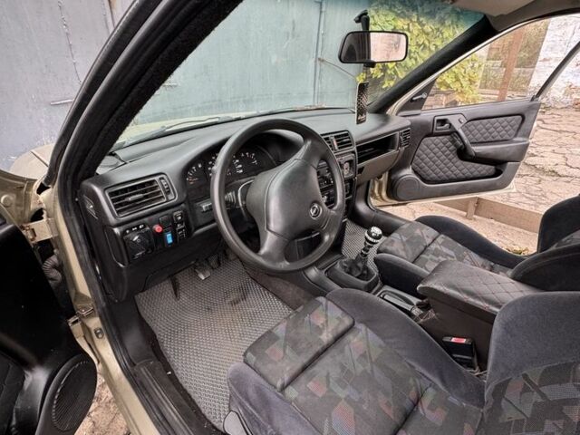 Бежевий Опель Вектра, об'ємом двигуна 2 л та пробігом 300 тис. км за 1200 $, фото 4 на Automoto.ua