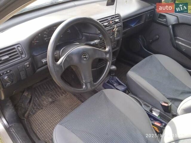 Опель Вектра 1993 в Львове на Automoto.ua Бежевый Опель Вектра, объемом двигателя 1.6 л и пробегом 400 тыс. км за 1500 $, фото 1 на Automoto.ua