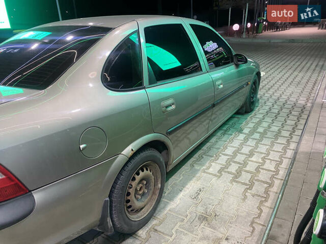 Бежевый Опель Вектра, объемом двигателя 1.6 л и пробегом 350 тыс. км за 1900 $, фото 2 на Automoto.ua