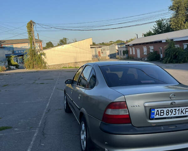Бежевий Опель Вектра, об'ємом двигуна 1.8 л та пробігом 283 тис. км за 2100 $, фото 3 на Automoto.ua