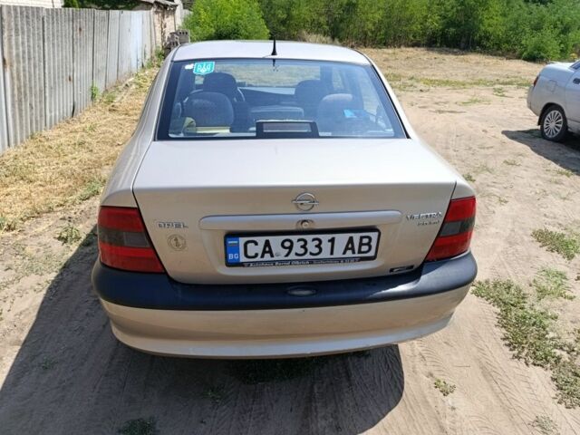 Бежевый Опель Вектра, объемом двигателя 2 л и пробегом 211 тыс. км за 1194 $, фото 2 на Automoto.ua