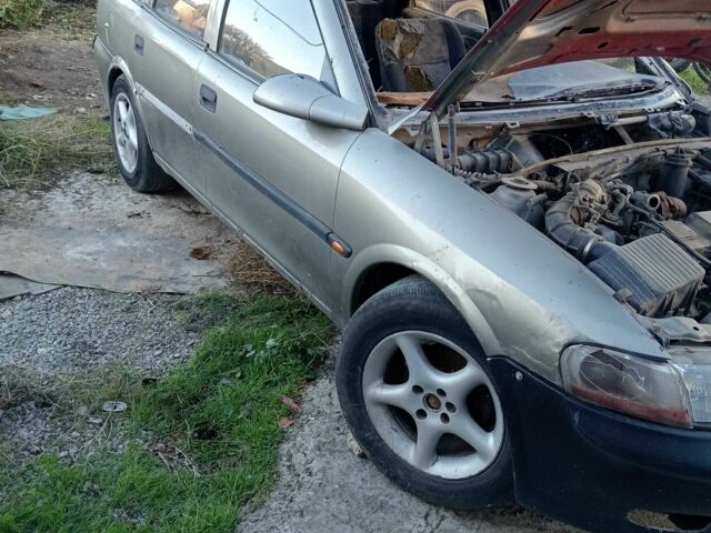 Бежевый Опель Вектра, объемом двигателя 2 л и пробегом 250 тыс. км за 800 $, фото 5 на Automoto.ua