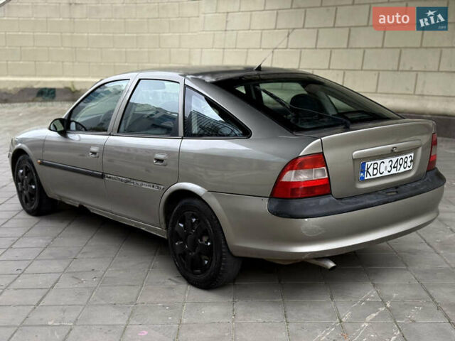 Бежевый Опель Вектра, объемом двигателя 1.6 л и пробегом 300 тыс. км за 900 $, фото 3 на Automoto.ua