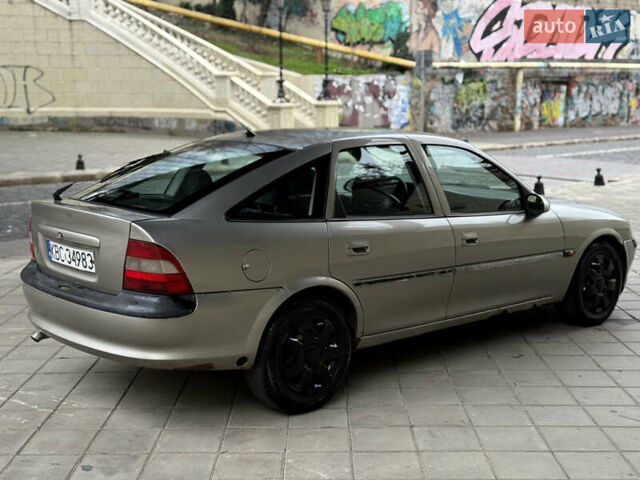 Бежевый Опель Вектра, объемом двигателя 1.6 л и пробегом 300 тыс. км за 900 $, фото 5 на Automoto.ua