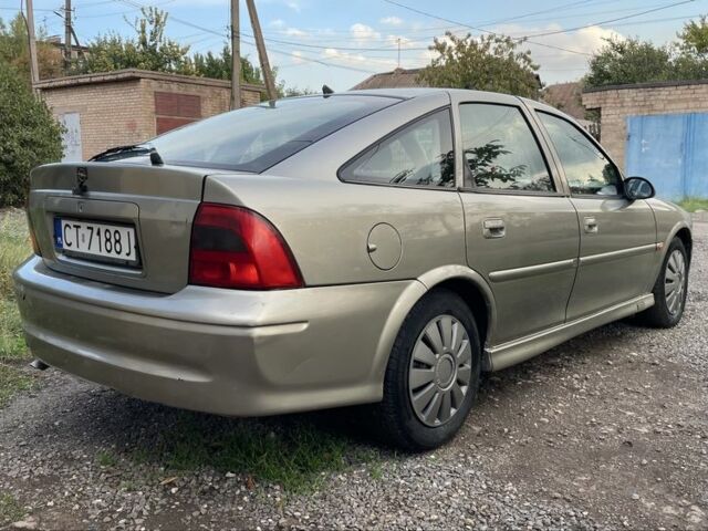 Бежевий Опель Вектра, об'ємом двигуна 2 л та пробігом 250 тис. км за 1650 $, фото 3 на Automoto.ua