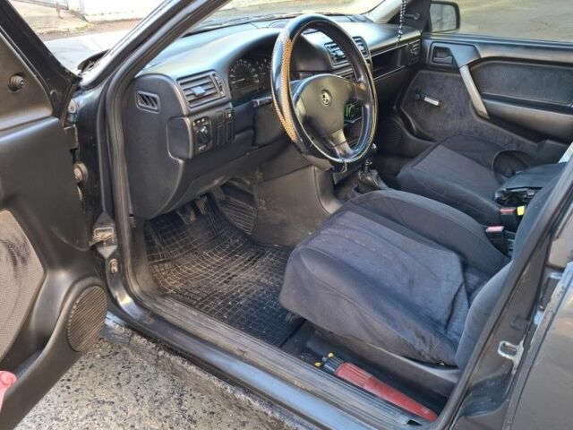 Черный Опель Вектра, объемом двигателя 2 л и пробегом 320 тыс. км за 1700 $, фото 7 на Automoto.ua