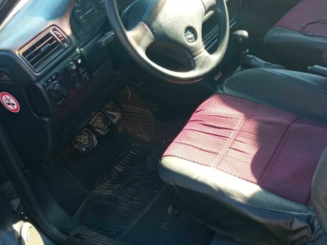 Черный Опель Вектра, объемом двигателя 1.6 л и пробегом 340 тыс. км за 900 $, фото 2 на Automoto.ua