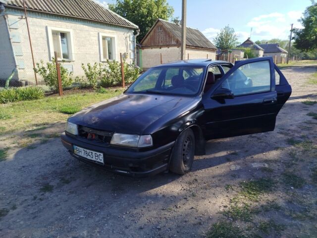 Черный Опель Вектра, объемом двигателя 1.6 л и пробегом 340 тыс. км за 900 $, фото 1 на Automoto.ua