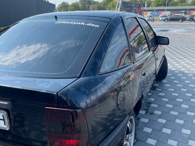 Черный Опель Вектра, объемом двигателя 1.8 л и пробегом 300 тыс. км за 1429 $, фото 4 на Automoto.ua