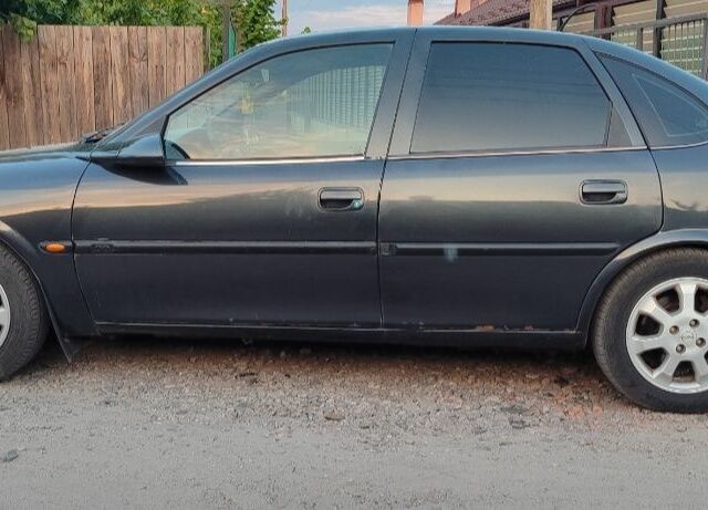 Черный Опель Вектра, объемом двигателя 1.6 л и пробегом 400 тыс. км за 1400 $, фото 1 на Automoto.ua