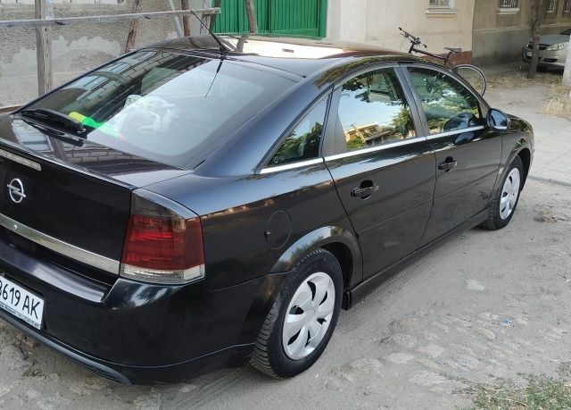 Черный Опель Вектра, объемом двигателя 2.2 л и пробегом 378 тыс. км за 5400 $, фото 4 на Automoto.ua