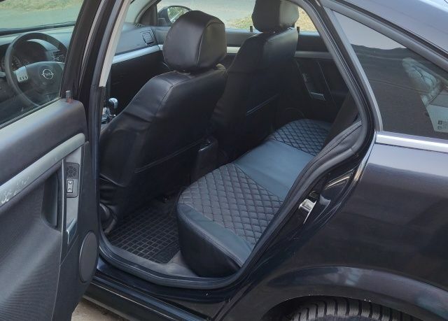 Черный Опель Вектра, объемом двигателя 2.2 л и пробегом 378 тыс. км за 5400 $, фото 7 на Automoto.ua