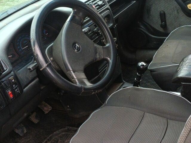 Черный Опель Вектра, объемом двигателя 2 л и пробегом 300 тыс. км за 1300 $, фото 7 на Automoto.ua