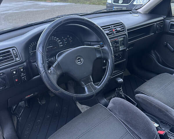 Черный Опель Вектра, объемом двигателя 2 л и пробегом 141 тыс. км за 2800 $, фото 7 на Automoto.ua