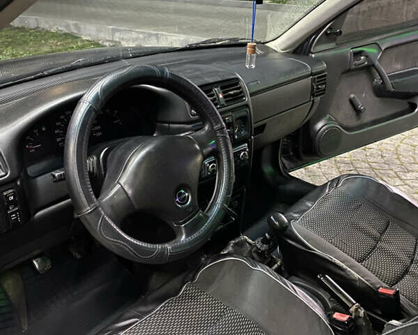 Черный Опель Вектра, объемом двигателя 1.69 л и пробегом 444 тыс. км за 1600 $, фото 8 на Automoto.ua