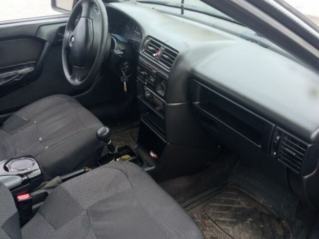 Черный Опель Вектра, объемом двигателя 1.6 л и пробегом 200 тыс. км за 750 $, фото 3 на Automoto.ua