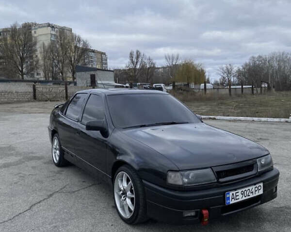 Черный Опель Вектра, объемом двигателя 2 л и пробегом 400 тыс. км за 3000 $, фото 1 на Automoto.ua