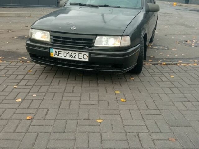 Черный Опель Вектра, объемом двигателя 1.6 л и пробегом 200 тыс. км за 750 $, фото 1 на Automoto.ua