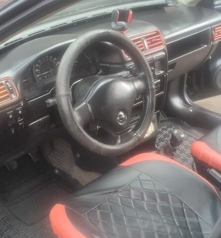 Черный Опель Вектра, объемом двигателя 1.6 л и пробегом 300 тыс. км за 1300 $, фото 1 на Automoto.ua