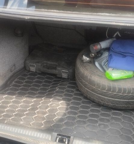 Черный Опель Вектра, объемом двигателя 1.6 л и пробегом 300 тыс. км за 1300 $, фото 3 на Automoto.ua