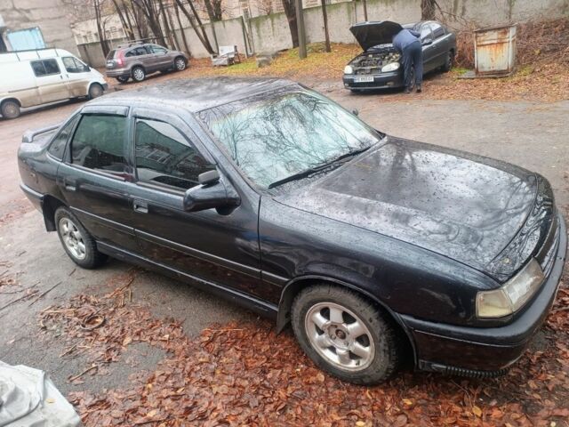 Черный Опель Вектра, объемом двигателя 1.7 л и пробегом 300 тыс. км за 1496 $, фото 3 на Automoto.ua